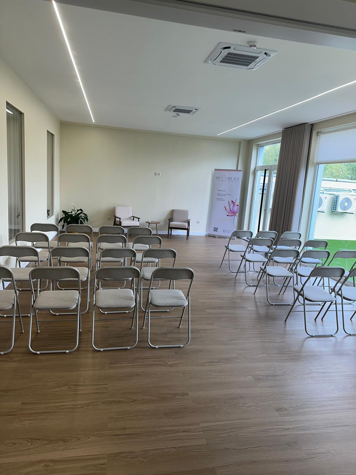 Sala de eventos do My Coplace preparada com cadeiras em filas